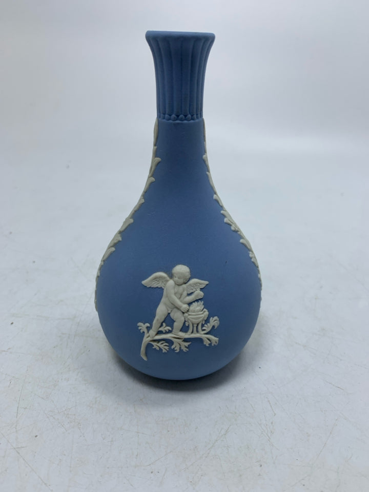 VTG JASPERWARE SHORT VASE W/ SKINNY NECK CHERUBS.
