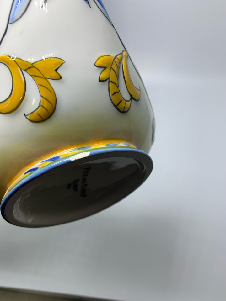 FOOTED EMBOSSED SCROLL DETAIL GRAVY BOAT.