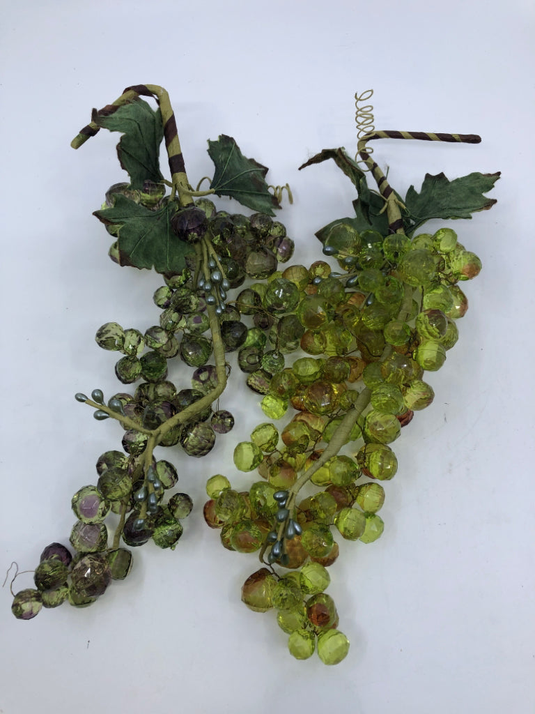 2 GREEN GRAPE WALL DECOR.