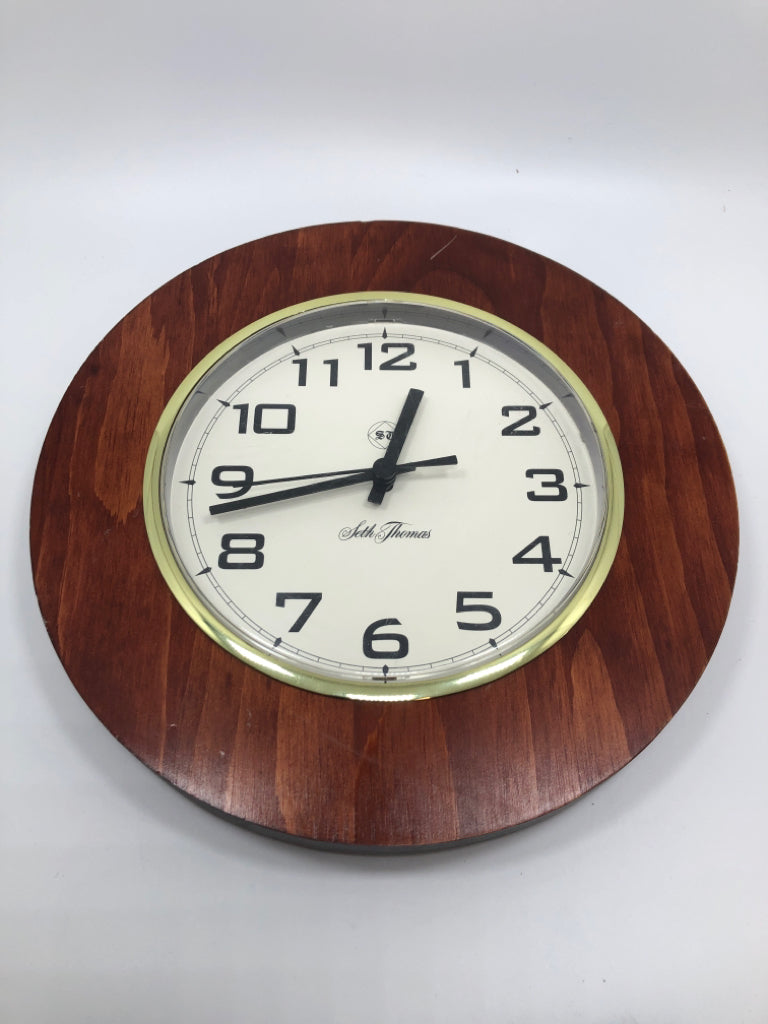ROUND WOOD WALL CLOCK.