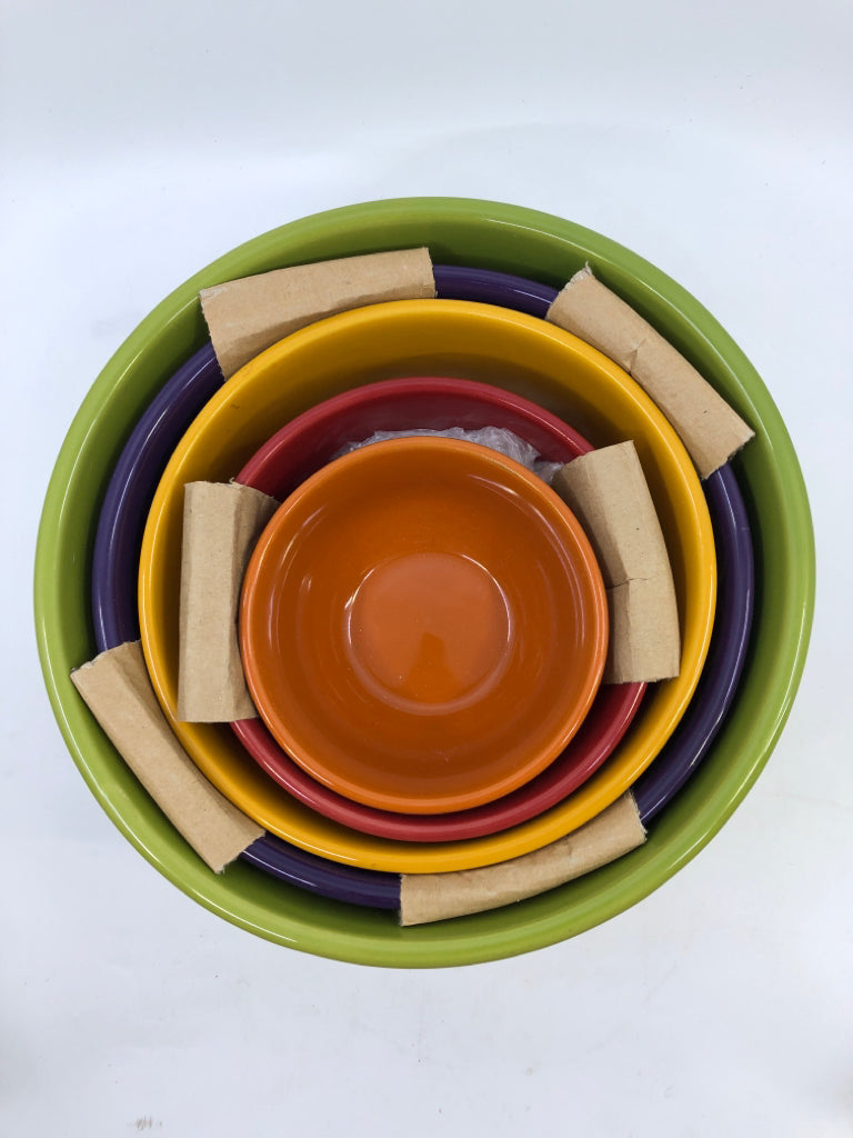 4 COLORFUL NESTING BOWLS.