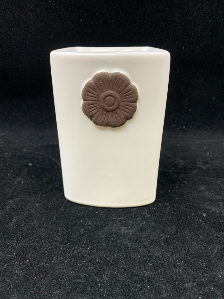 SMALL WHITE CURVED PENCIL CUP.