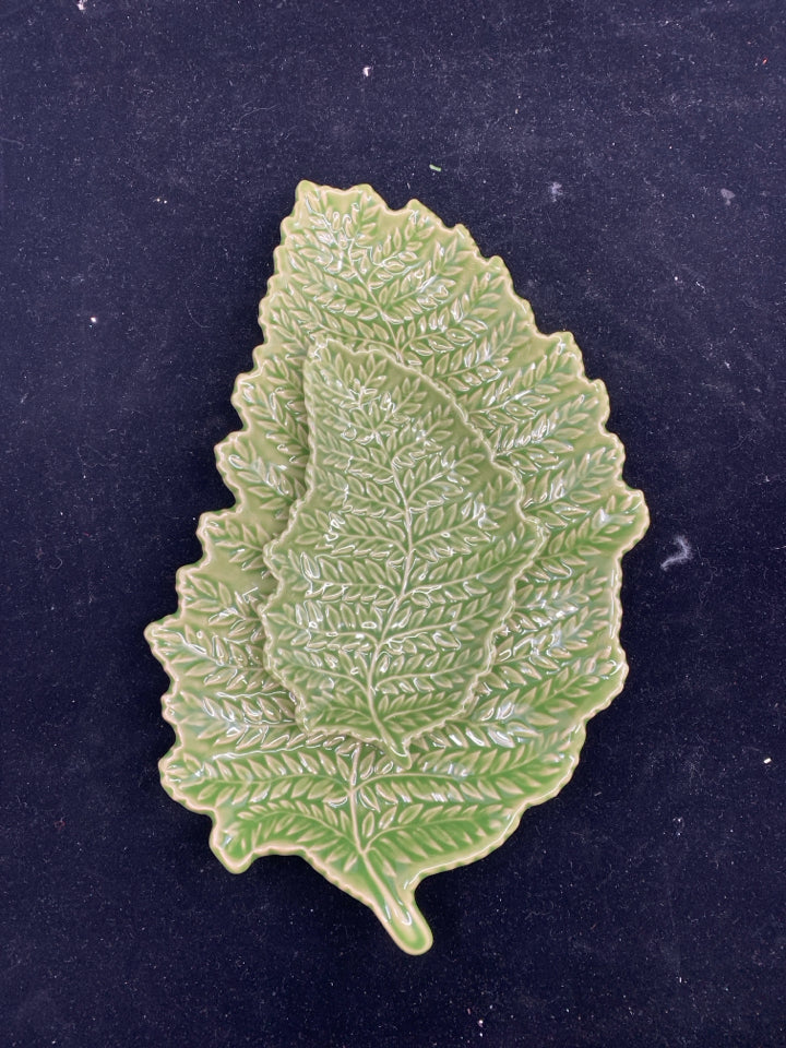 2 GREEN NESTING LEAF PLATES.