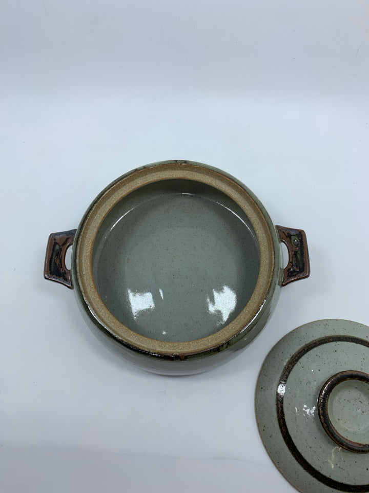 VTG STONEWARE COVERED CASSEROLE DISH.