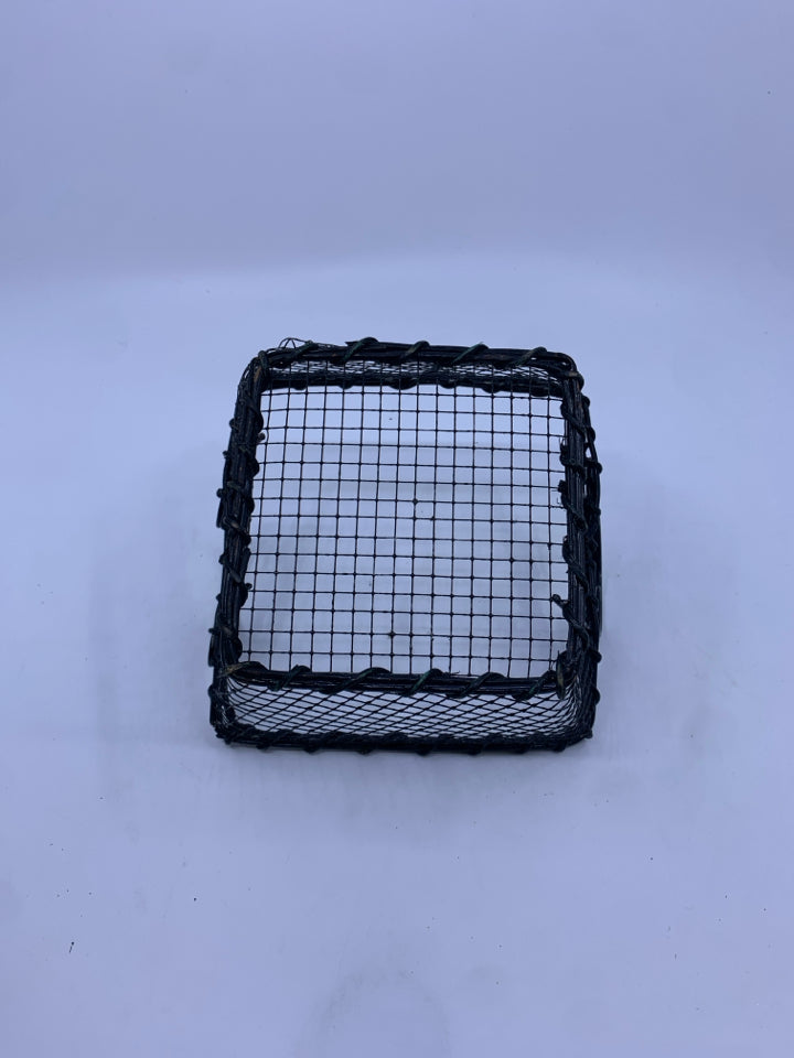 METAL WIRE BASKET W HANDLE.