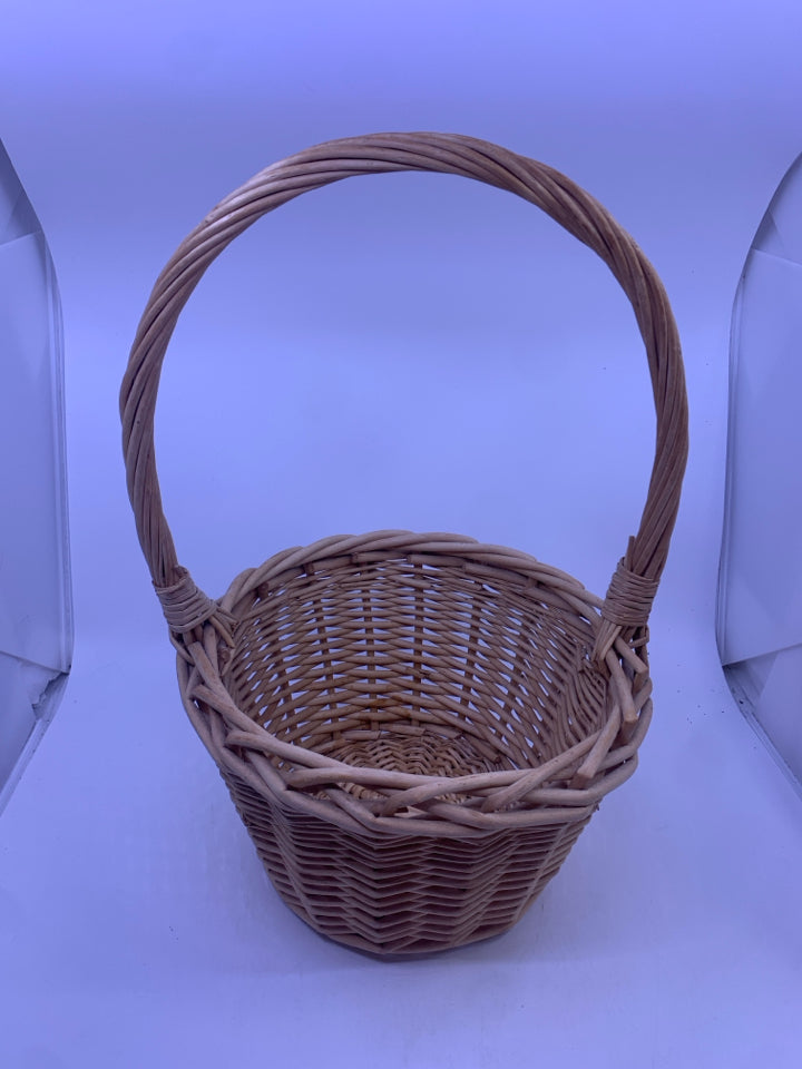 BLONDE CIRCLE BASKET W/ LONG HANDLES.