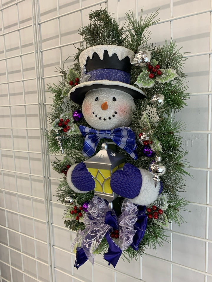 LIGHT UP SNOWMAN IN WREATH.