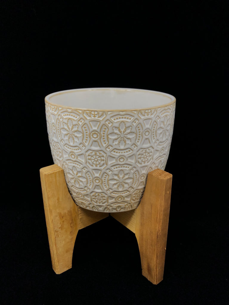 CIRCLE DESIGN CERAMIC PLANTER ON WOOD LEGS.