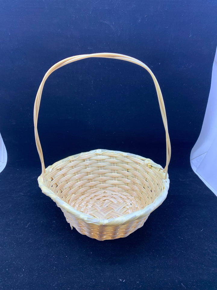 BLONDE WOVEN EASTER BASKET.