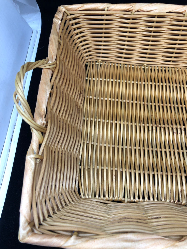 BLONDE WICKER BASKET TRAY W/HANDLES.