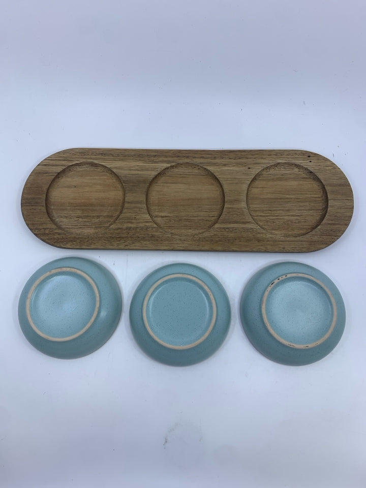 4 PC SHALLOW BOWLS SET TRAY W/ 3 BLUE+WHITE BOWLS.