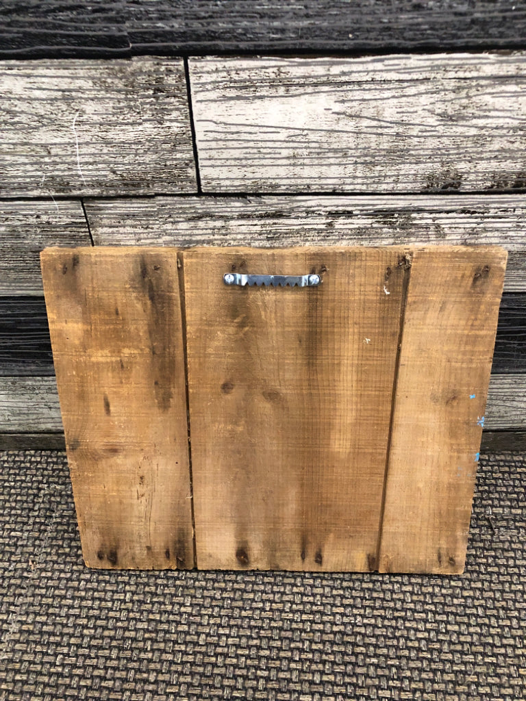 2 PIGS ON WOOD WALL HANGING.