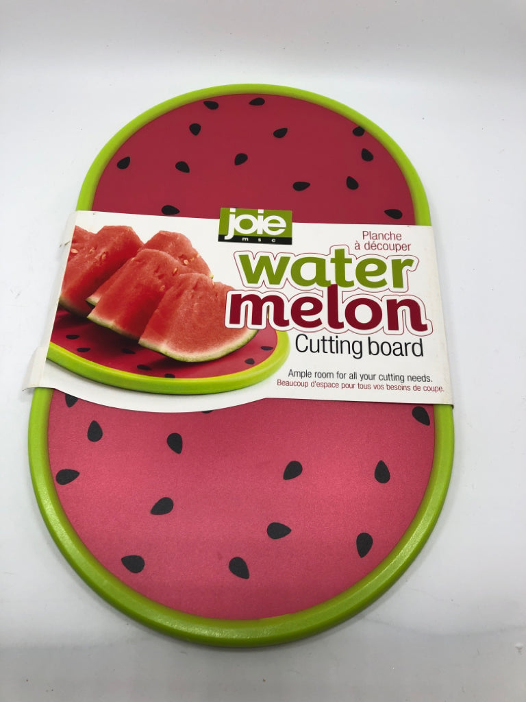 NIP PLASTIC WATERMELON CUTTING BOARD.