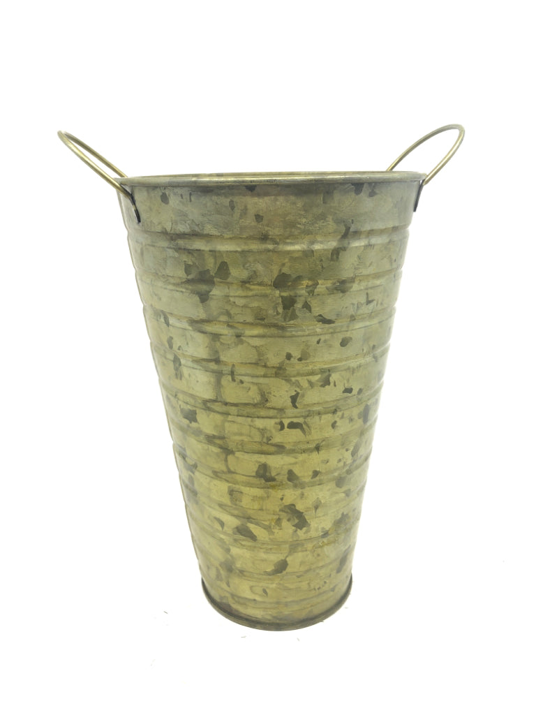 GREEN RIBBED BUCKET W HANDLES.