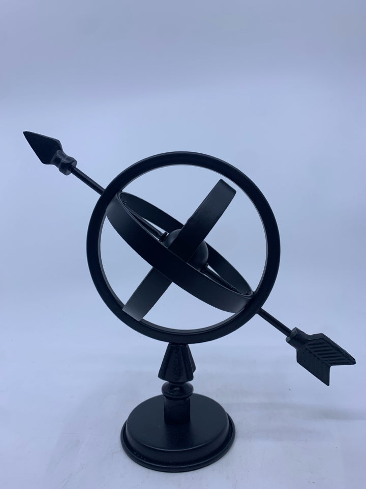 BLACK METAL ARROW SPHERE DECOR.