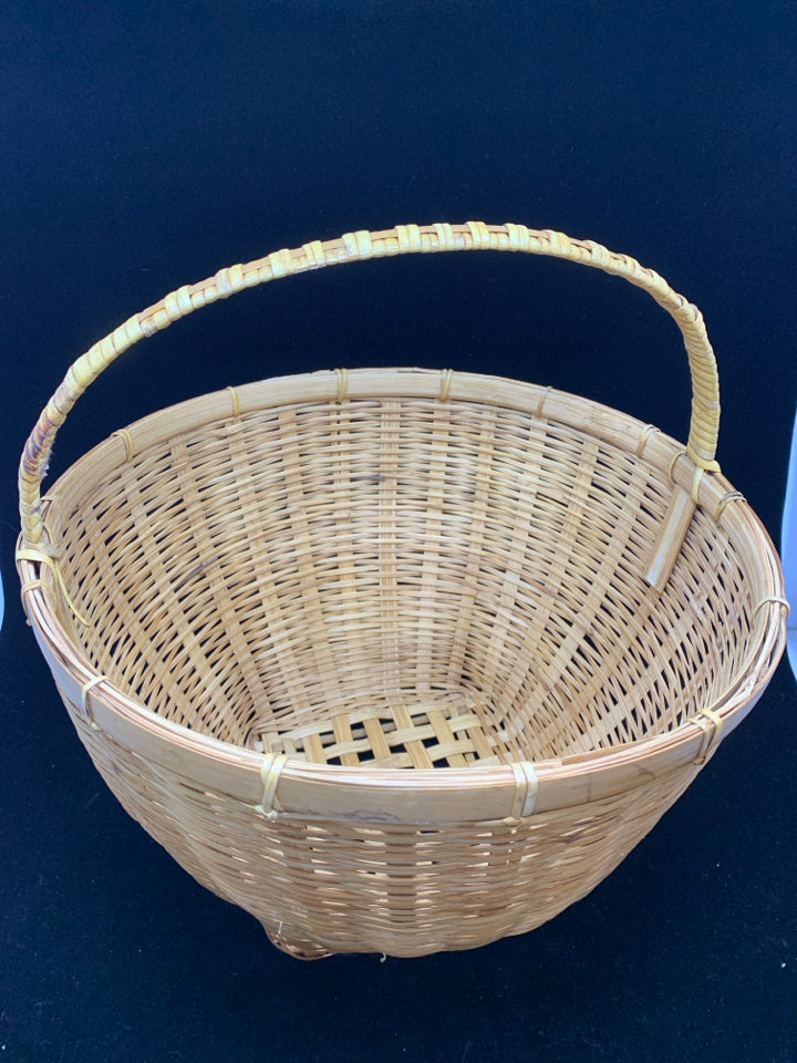 ROUND WICKER BASKET W/SHORT HANDLE.