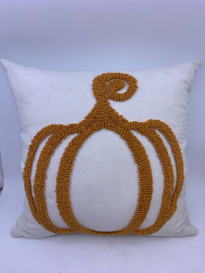 WHITE PUMPKIN SQUARE PILLOW.