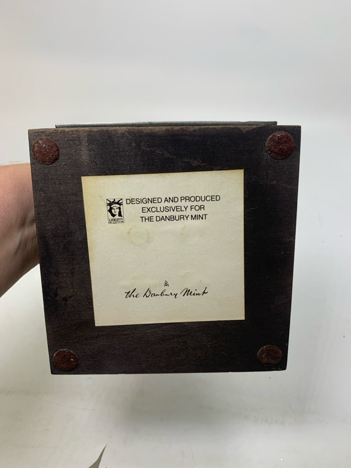 STATUE OF LIBERTY DANBURY MINT 1986 WOOD BASE.
