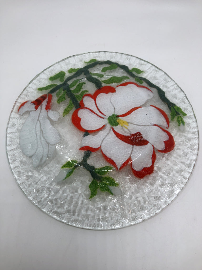 5 ASSORTED FUSED GLASS FLORAL DINNER PLATES.