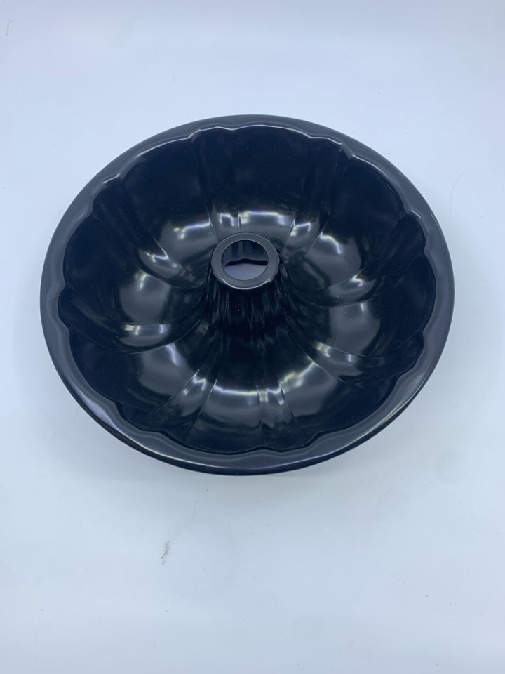 BLACK ENAMEL BUNDT PAN.