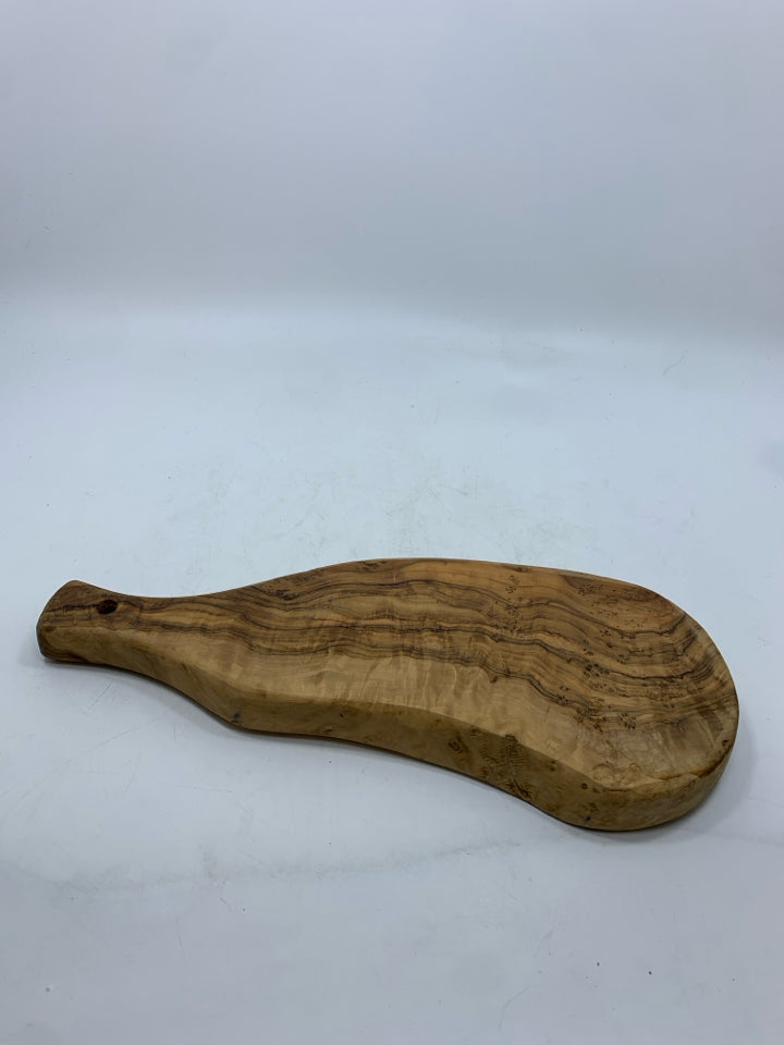 CURVED WOOD CUTTING BOARD.