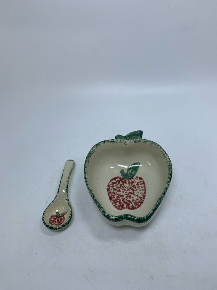 2PC APPLE SHAPED GRAVY BOAT W/ GREEN SPONGE DETAIL W/ SPOON.