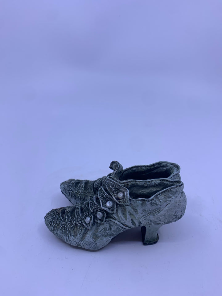 RESIN GREEN DISTRESSED SHOES.