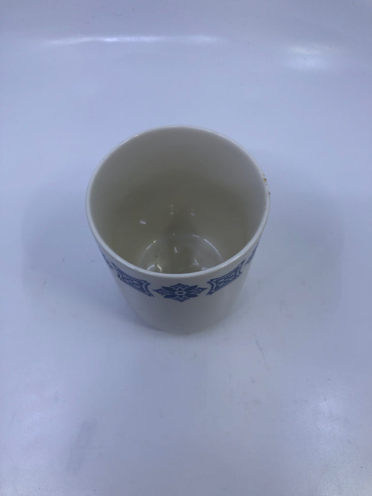 SMALL WHITE AND BLUE PATTERN PENCIL CUP.