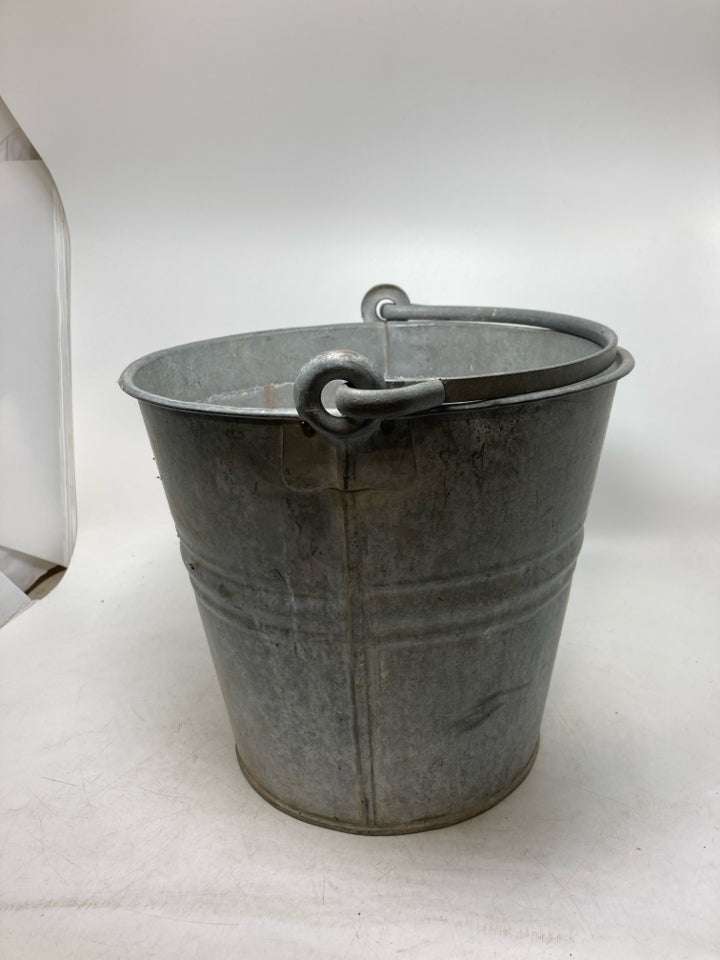 VINTAGE METAL BUCKET