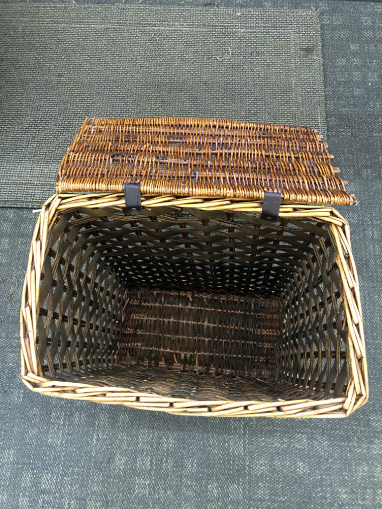 BROWN WOVEN WICKER LAUNDRY BASKET W/LID.