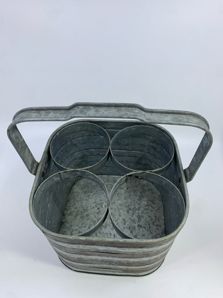 4-SLOT GALVANIZED RUSTIC BOTTLE HOLDER W/HANDLE.