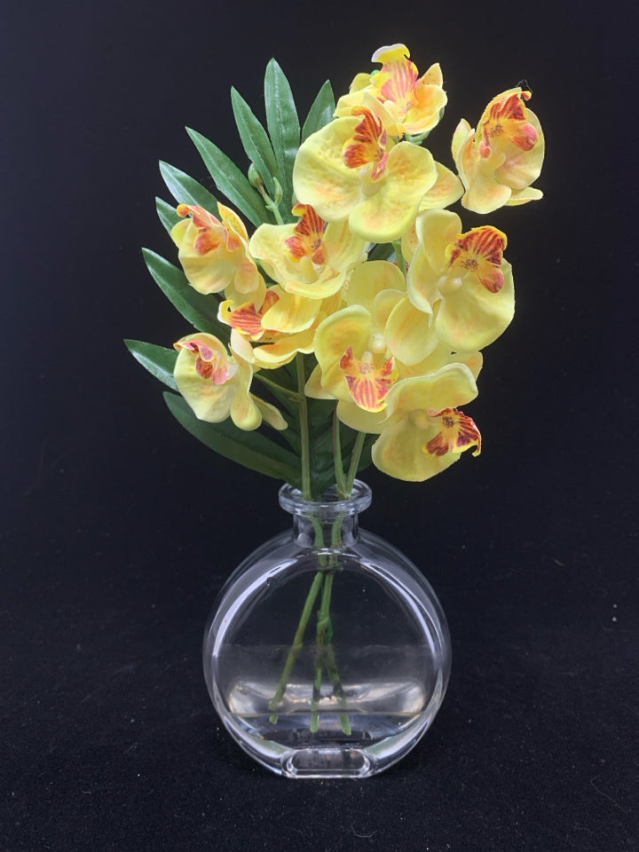 YELLOW FLORALS IN CLEAR FLAT VASE.