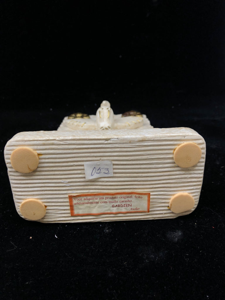 CREAM DOVE PLAQUE FIGURE W/GOLD FLOWERS GARDIEN.