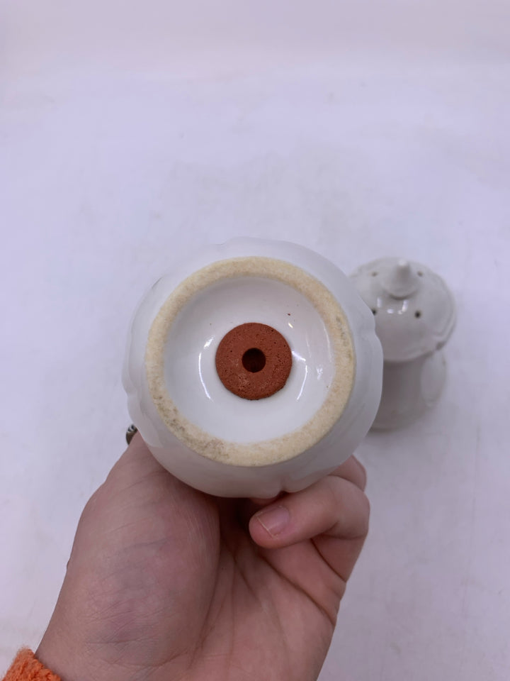 VTG STONEWARE SALT & PEPPER.