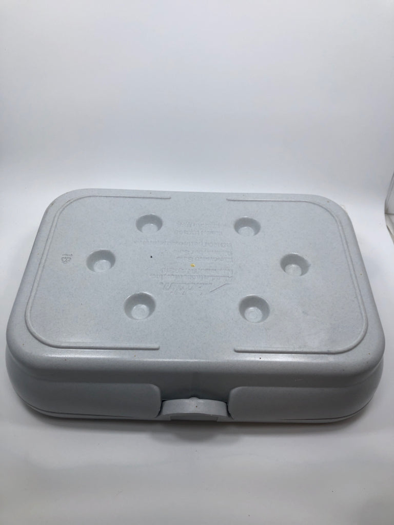 PLASTIC CASSEROLE DISH CARRIER.