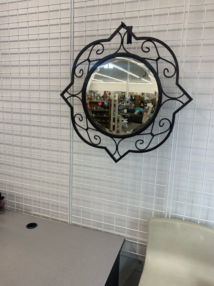 METAL DETAILED CIRCLE MIRROR.