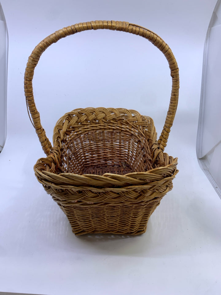 OVAL WICKER BASKET W HANDLE.