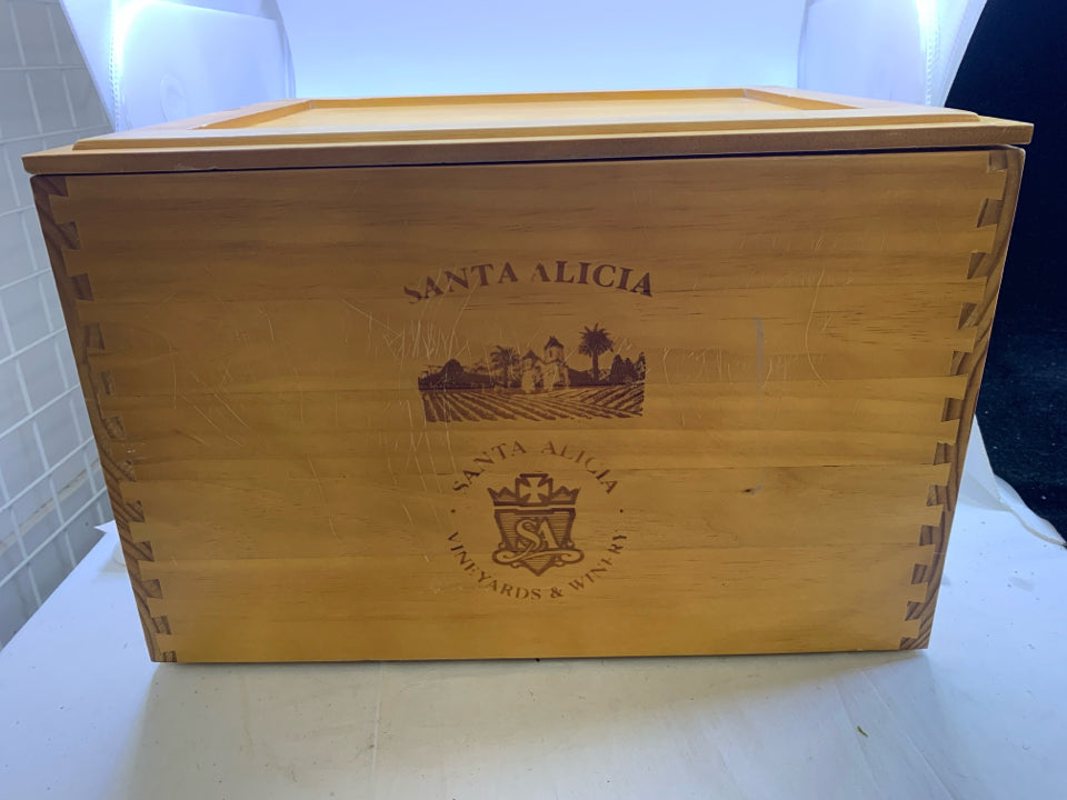 WOODEN WINE CRATE WITH LID.