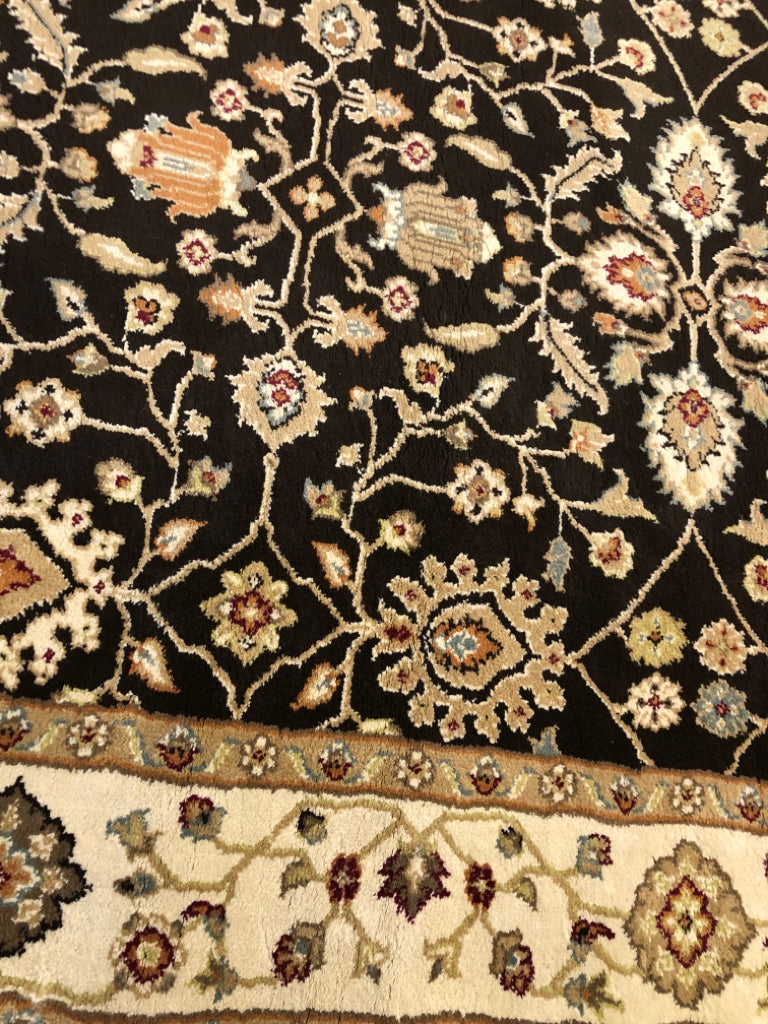 BLACK IVORY RUG .