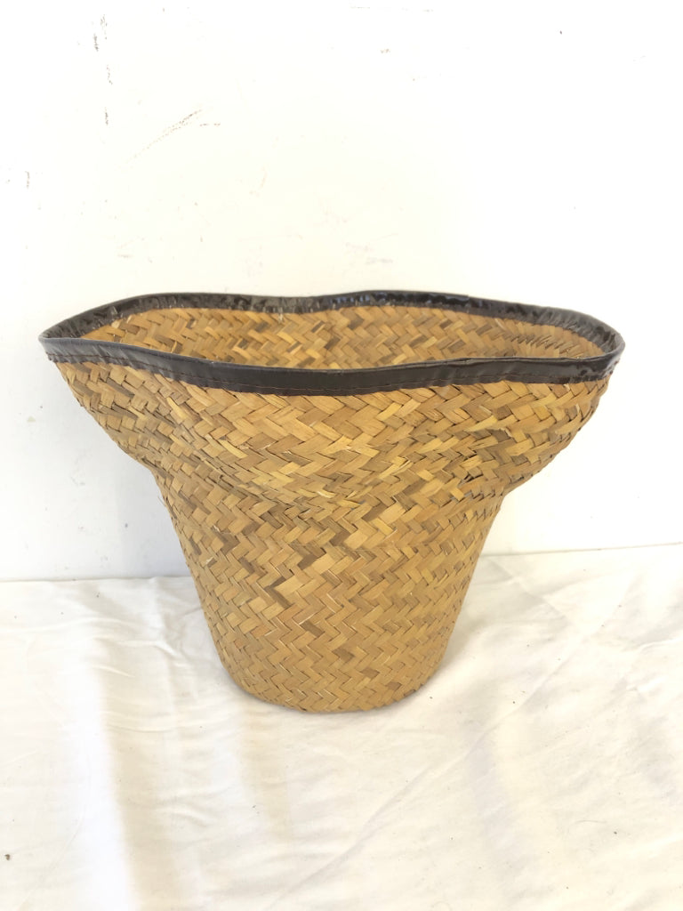 WICKER PLANTER BASKET W/LINER.