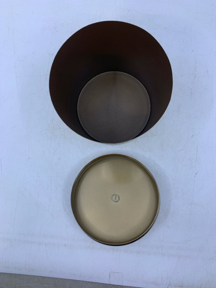 GOLD METAL W/ EMBOSSED LINES.