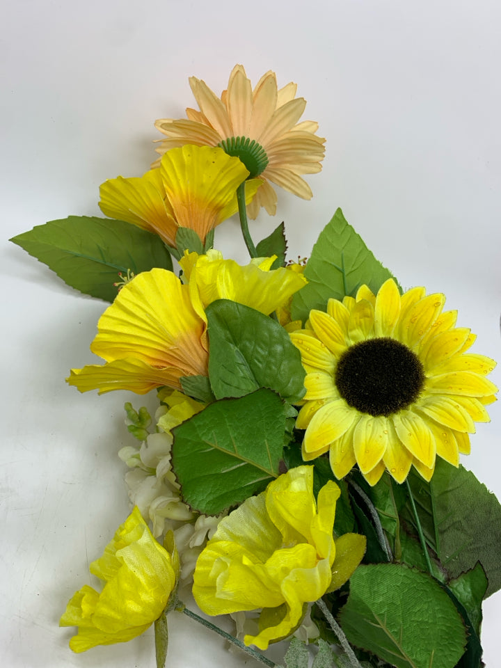 FAUX SUNFLOWERS/HIBISCUS IN BUNDLE.