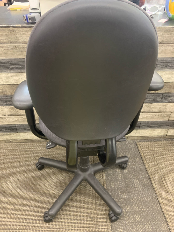 GREY SWIVEL OFFICE CHAIR.