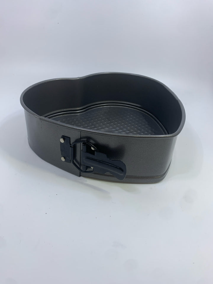 HEART SHAPED CAKE PAN SPRINGFORM WILTON.
