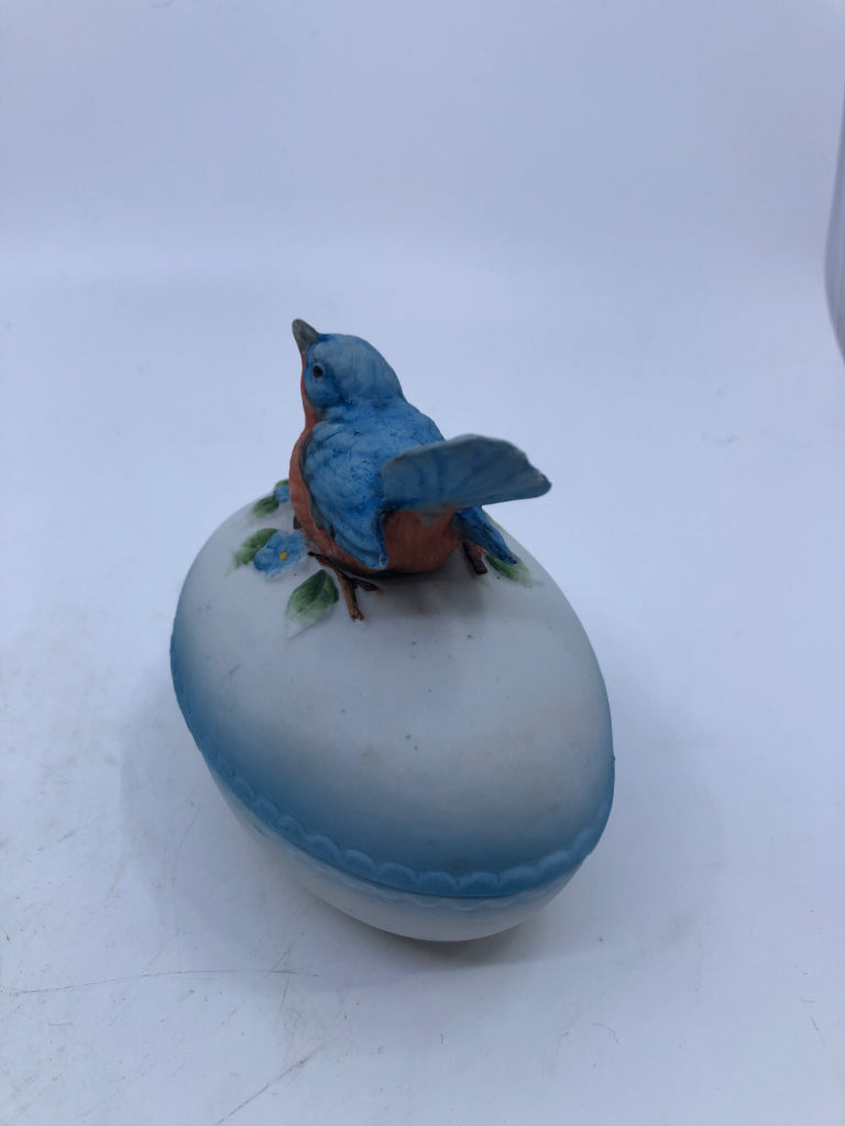 VTG CERAMIC BLUE BIRD EGG TRINKET HOLDER.