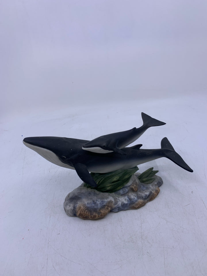 CERAMIC MOM/BABY FIN WHALE.