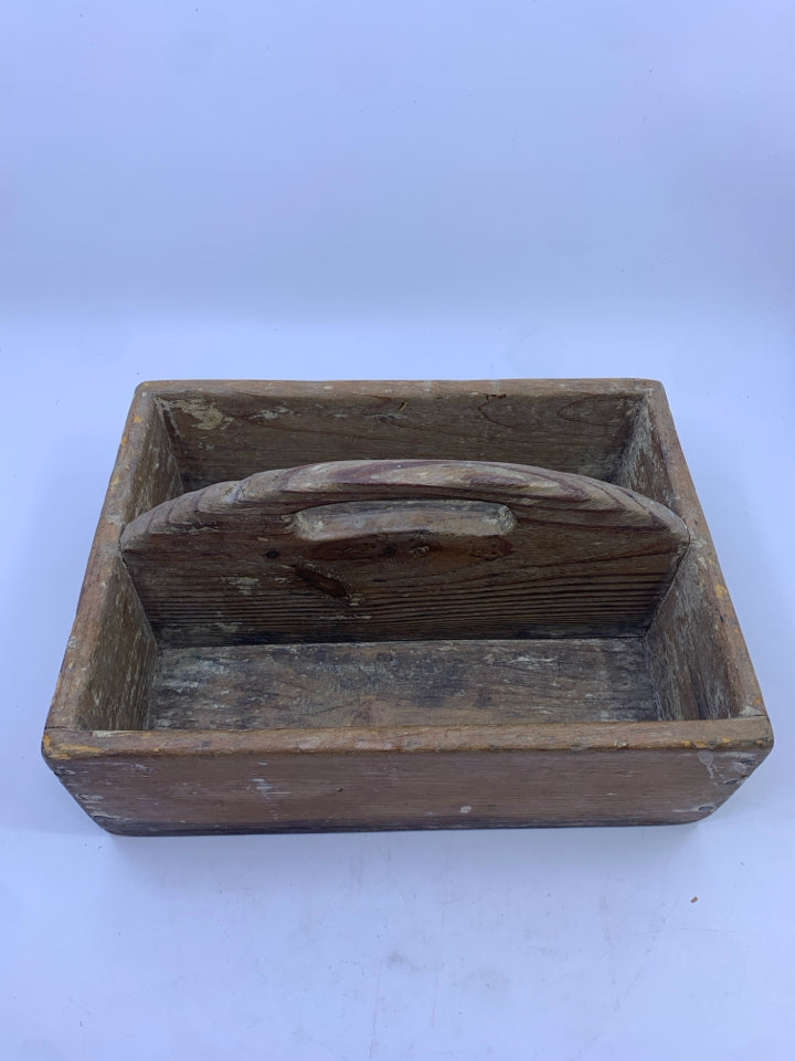 DISTRESSED WOOD DIVIDED TRAY WITH HANDLE.