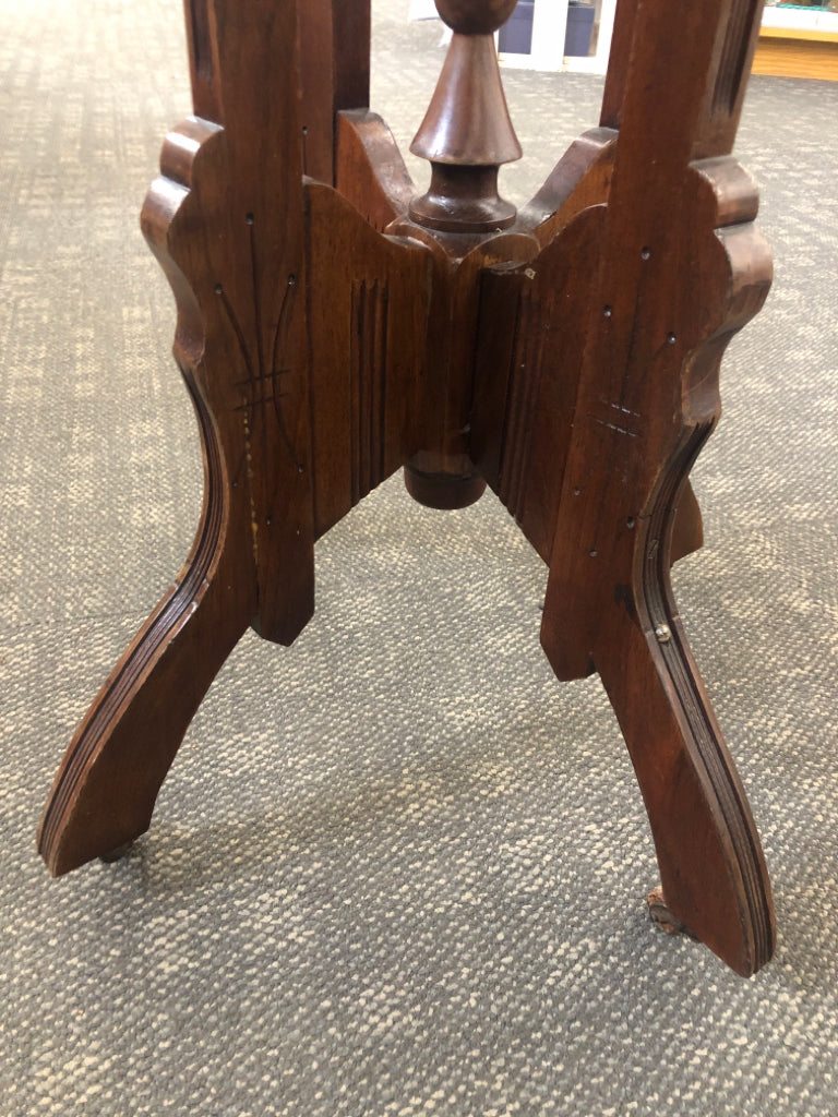 VTG MARBLE TOP VICTORIAN STYLE WALNUT END TABLE ON WHEELS.