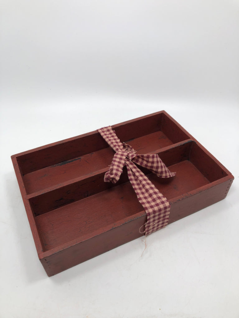 DISTRESSED RED TRAY W/RED PLAID BOW.