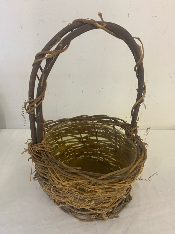 SMALL TWIG BASKET W HANDLE AND LINER.